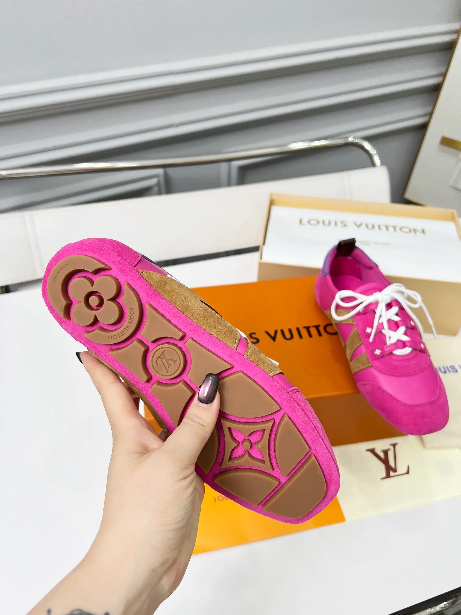 👟👟Ex-factory price 600👟👟 LV Sneakerina ballet-style sneakers are made of soft sheepskin and suede cow leather trimmings, and Monogram canvas is used to write the LV letters on the side, combining the light structure of ballet shoes with the comfortable texture of sneakers. Sacchetto craftsmanship and an injection-molded outsole complete the package, allowing for flexibility in a variety of looks. Code number: 35~41, colors are being updated...